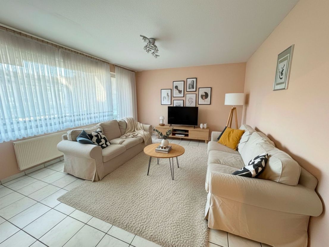 Helles Wohnzimmer mit zwei Sofas und breiter Fensterfront in der Eigentumswohnung in Bochum-Langendreer