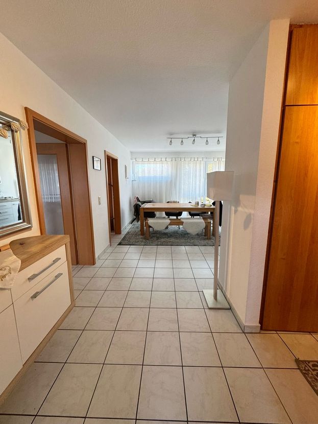 Flur der Wohnung mit Sideboard und Blick in den Essbereich
